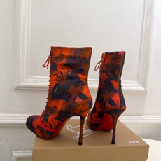 Christian Louboutin路铂廷 26ss ✨ 2026秋冬新品 CL真丝猪鼻子绑带高跟短靴 红底鞋系列,顶 Christian Louboutin路铂廷 26ss ✨ 2026秋冬新品 CL真丝猪鼻子绑带高跟短靴 红底鞋系列,顶