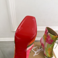 Christian Louboutin路铂廷 26ss ✨ 2026秋冬新品 CL真丝猪鼻子绑带高跟短靴 红底鞋系列,顶 Christian Louboutin路铂廷 26ss ✨ 2026秋冬新品 CL真丝猪鼻子绑带高跟短靴 红底鞋系列,顶