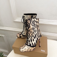 Christian Louboutin路铂廷 26ss ✨ 2026秋冬新品 CL真丝猪鼻子绑带高跟短靴 红底鞋系列,顶 Christian Louboutin路铂廷 26ss ✨ 2026秋冬新品 CL真丝猪鼻子绑带高跟短靴 红底鞋系列,顶