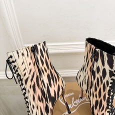 Christian Louboutin路铂廷 26ss ✨ 2026秋冬新品 CL真丝猪鼻子绑带高跟短靴 红底鞋系列,顶 Christian Louboutin路铂廷 26ss ✨ 2026秋冬新品 CL真丝猪鼻子绑带高跟短靴 红底鞋系列,顶