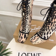 Christian Louboutin路铂廷 26ss ✨ 2026秋冬新品 CL真丝猪鼻子绑带高跟短靴 红底鞋系列,顶 Christian Louboutin路铂廷 26ss ✨ 2026秋冬新品 CL真丝猪鼻子绑带高跟短靴 红底鞋系列,顶