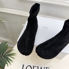 Maison Margiela· 马吉拉26𝐬𝐬 2026秋冬新品 MM6复古内增高弹力分趾短靴———————— MM Maison Margiela· 马吉拉26𝐬𝐬 2026秋冬新品 MM6复古内增高弹力分趾短靴———————— MM