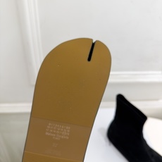 Maison Margiela· 马吉拉26𝐬𝐬 2026秋冬新品 MM6复古内增高弹力分趾短靴———————— MM Maison Margiela· 马吉拉26𝐬𝐬 2026秋冬新品 MM6复古内增高弹力分趾短靴———————— MM