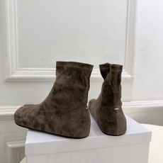 Maison Margiela· 马吉拉26𝐬𝐬 2026秋冬新品 MM6复古内增高弹力分趾短靴———————— MM Maison Margiela· 马吉拉26𝐬𝐬 2026秋冬新品 MM6复古内增高弹力分趾短靴———————— MM