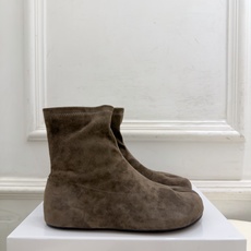 Maison Margiela· 马吉拉26𝐬𝐬 2026秋冬新品 MM6复古内增高弹力分趾短靴———————— MM Maison Margiela· 马吉拉26𝐬𝐬 2026秋冬新品 MM6复古内增高弹力分趾短靴———————— MM