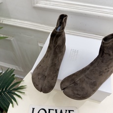 Maison Margiela· 马吉拉26𝐬𝐬 2026秋冬新品 MM6复古内增高弹力分趾短靴———————— MM Maison Margiela· 马吉拉26𝐬𝐬 2026秋冬新品 MM6复古内增高弹力分趾短靴———————— MM