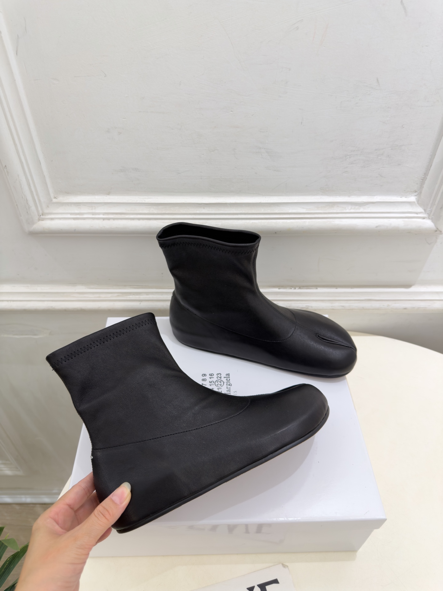 Maison Margiela· 马吉拉26𝐬𝐬  2026秋冬新品 MM6复古内增高弹力分趾短靴———————— MM