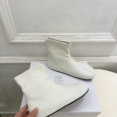 Maison Margiela· 马吉拉26𝐬𝐬 2026秋冬新品 MM6复古内增高弹力分趾短靴———————— MM Maison Margiela· 马吉拉26𝐬𝐬 2026秋冬新品 MM6复古内增高弹力分趾短靴———————— MM