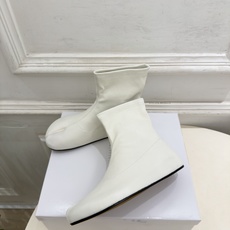 Maison Margiela· 马吉拉26𝐬𝐬 2026秋冬新品 MM6复古内增高弹力分趾短靴———————— MM Maison Margiela· 马吉拉26𝐬𝐬 2026秋冬新品 MM6复古内增高弹力分趾短靴———————— MM