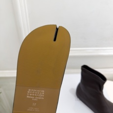 Maison Margiela· 马吉拉26𝐬𝐬 2026秋冬新品 MM6复古内增高弹力分趾短靴———————— MM Maison Margiela· 马吉拉26𝐬𝐬 2026秋冬新品 MM6复古内增高弹力分趾短靴———————— MM