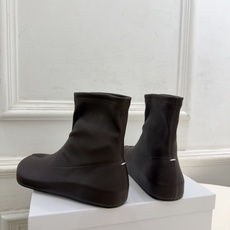 Maison Margiela· 马吉拉26𝐬𝐬 2026秋冬新品 MM6复古内增高弹力分趾短靴———————— MM Maison Margiela· 马吉拉26𝐬𝐬 2026秋冬新品 MM6复古内增高弹力分趾短靴———————— MM