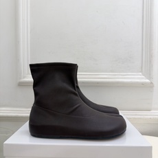 Maison Margiela· 马吉拉26𝐬𝐬 2026秋冬新品 MM6复古内增高弹力分趾短靴———————— MM Maison Margiela· 马吉拉26𝐬𝐬 2026秋冬新品 MM6复古内增高弹力分趾短靴———————— MM