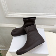 Maison Margiela· 马吉拉26𝐬𝐬 2026秋冬新品 MM6复古内增高弹力分趾短靴———————— MM Maison Margiela· 马吉拉26𝐬𝐬 2026秋冬新品 MM6复古内增高弹力分趾短靴———————— MM