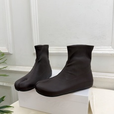 Maison Margiela· 马吉拉26𝐬𝐬 2026秋冬新品 MM6复古内增高弹力分趾短靴———————— MM Maison Margiela· 马吉拉26𝐬𝐬 2026秋冬新品 MM6复古内增高弹力分趾短靴———————— MM