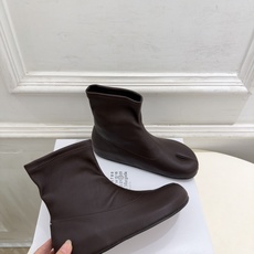 Maison Margiela· 马吉拉26𝐬𝐬 2026秋冬新品 MM6复古内增高弹力分趾短靴———————— MM Maison Margiela· 马吉拉26𝐬𝐬 2026秋冬新品 MM6复古内增高弹力分趾短靴———————— MM