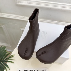 Maison Margiela· 马吉拉26𝐬𝐬 2026秋冬新品 MM6复古内增高弹力分趾短靴———————— MM Maison Margiela· 马吉拉26𝐬𝐬 2026秋冬新品 MM6复古内增高弹力分趾短靴———————— MM