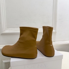 Maison Margiela· 马吉拉26𝐬𝐬 2026秋冬新品 MM6复古内增高弹力分趾短靴———————— MM Maison Margiela· 马吉拉26𝐬𝐬 2026秋冬新品 MM6复古内增高弹力分趾短靴———————— MM