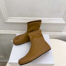 Maison Margiela· 马吉拉26𝐬𝐬 2026秋冬新品 MM6复古内增高弹力分趾短靴———————— MM Maison Margiela· 马吉拉26𝐬𝐬 2026秋冬新品 MM6复古内增高弹力分趾短靴———————— MM