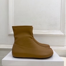 Maison Margiela· 马吉拉26𝐬𝐬 2026秋冬新品 MM6复古内增高弹力分趾短靴———————— MM Maison Margiela· 马吉拉26𝐬𝐬 2026秋冬新品 MM6复古内增高弹力分趾短靴———————— MM