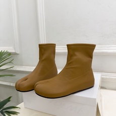 Maison Margiela· 马吉拉26𝐬𝐬 2026秋冬新品 MM6复古内增高弹力分趾短靴———————— MM Maison Margiela· 马吉拉26𝐬𝐬 2026秋冬新品 MM6复古内增高弹力分趾短靴———————— MM