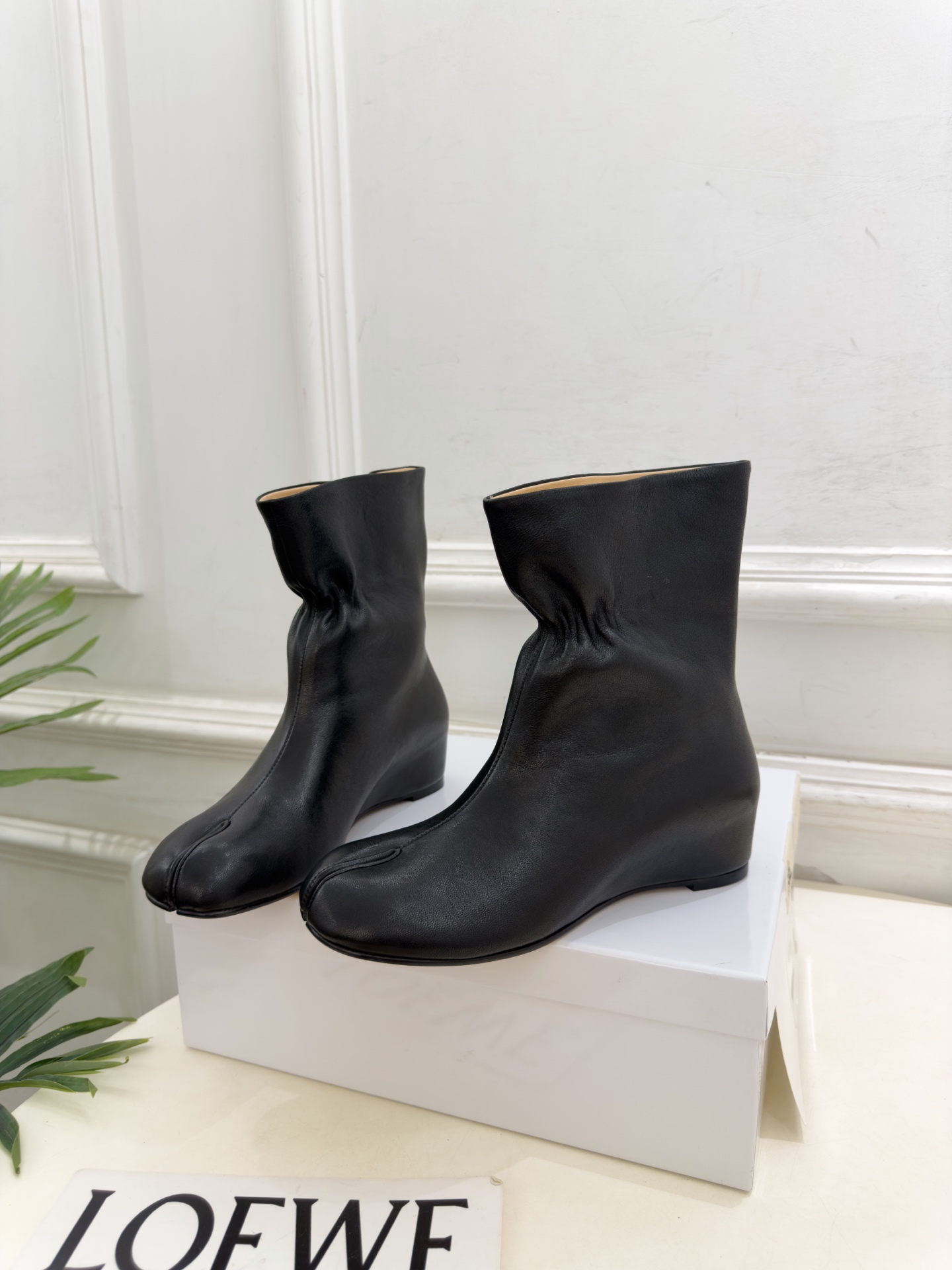 Maison Margiela· 马吉拉26𝐬𝐬 2026秋冬新品 MM6褶皱内增高分趾短靴———————— MM6作 Maison Margiela· 马吉拉26𝐬𝐬 2026秋冬新品 MM6褶皱内增高分趾短靴———————— MM6作