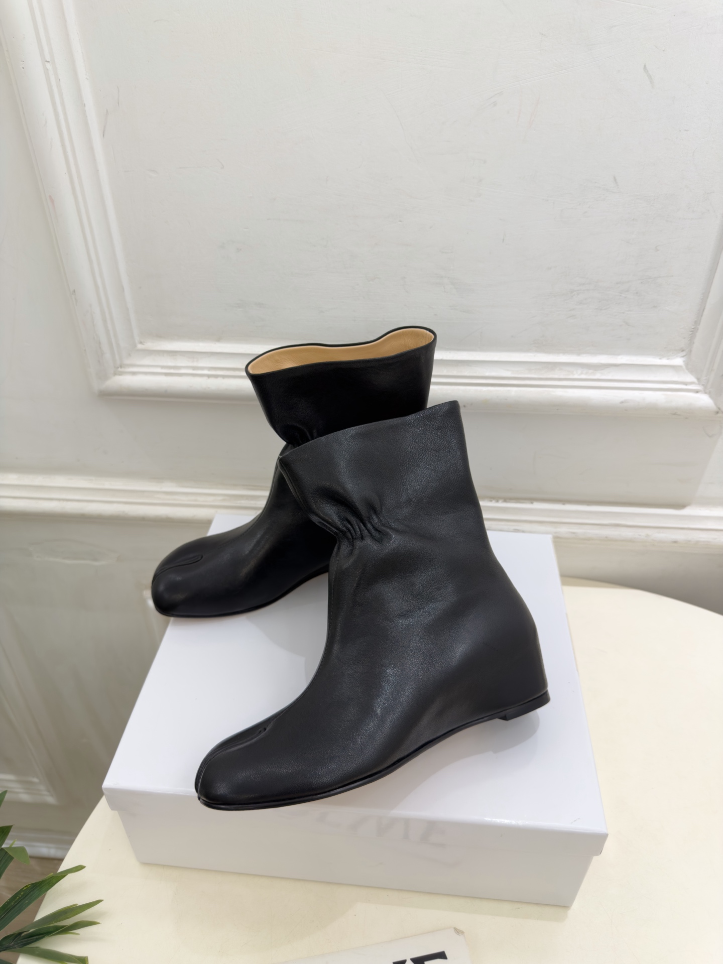 Maison Margiela· 马吉拉26𝐬𝐬 2026秋冬新品 MM6褶皱内增高分趾短靴———————— MM6作 Maison Margiela· 马吉拉26𝐬𝐬 2026秋冬新品 MM6褶皱内增高分趾短靴———————— MM6作