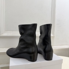 Maison Margiela· 马吉拉26𝐬𝐬 2026秋冬新品 MM6褶皱内增高分趾短靴———————— MM6作 Maison Margiela· 马吉拉26𝐬𝐬 2026秋冬新品 MM6褶皱内增高分趾短靴———————— MM6作