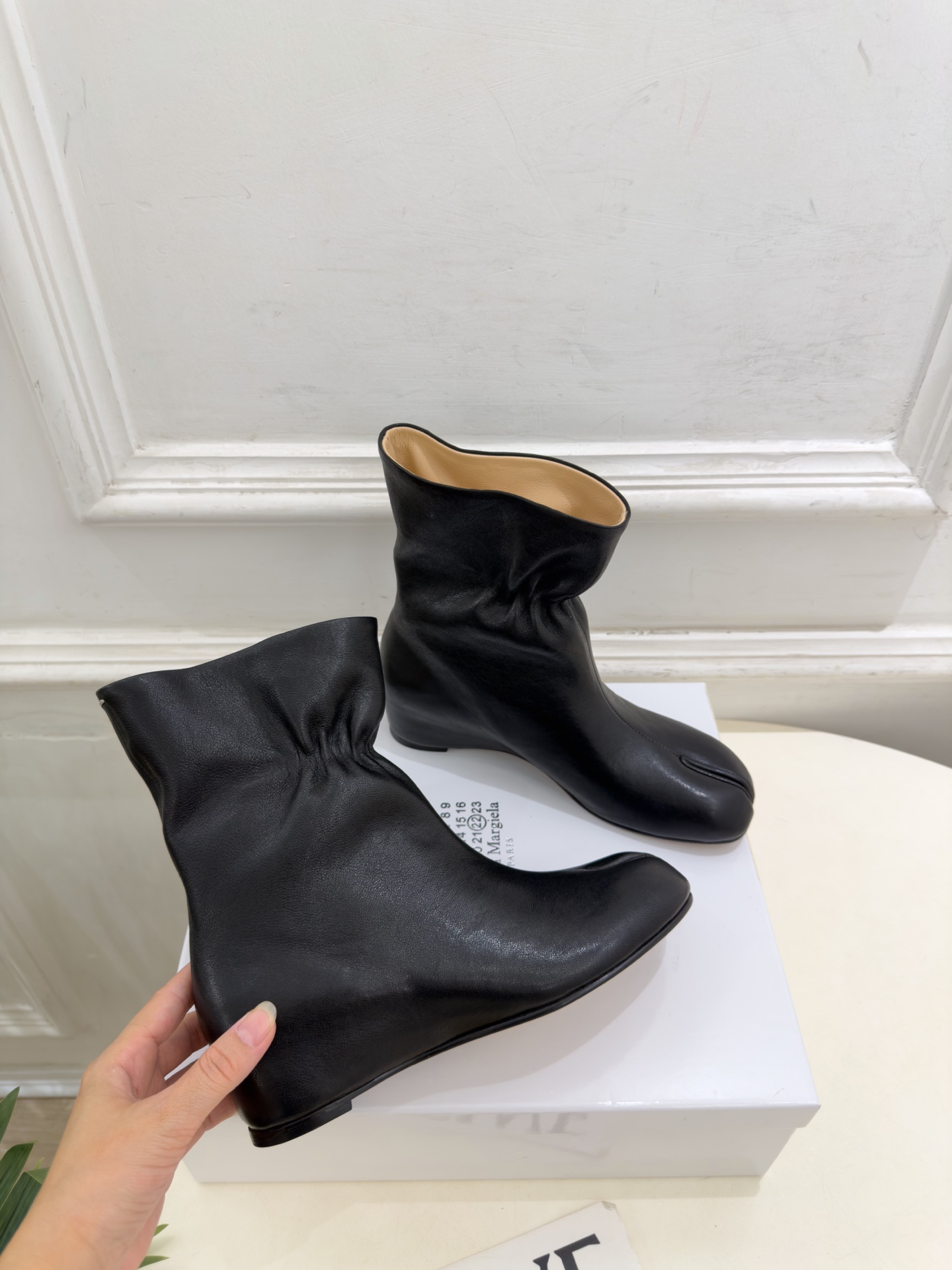 Maison Margiela· 马吉拉26𝐬𝐬 2026秋冬新品 MM6褶皱内增高分趾短靴———————— MM6作 Maison Margiela· 马吉拉26𝐬𝐬 2026秋冬新品 MM6褶皱内增高分趾短靴———————— MM6作