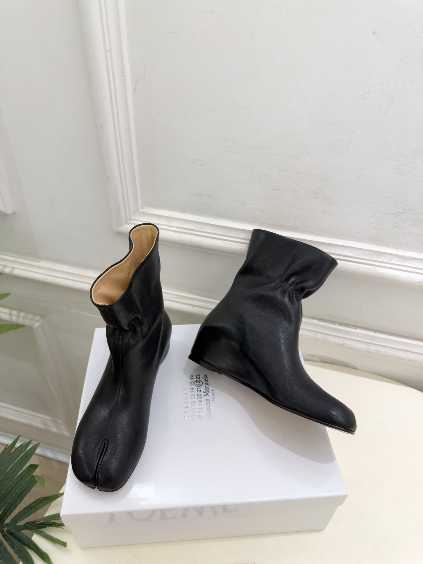 Maison Margiela· 马吉拉26𝐬𝐬 2026秋冬新品 MM6褶皱内增高分趾短靴———————— MM6作 Maison Margiela· 马吉拉26𝐬𝐬 2026秋冬新品 MM6褶皱内增高分趾短靴———————— MM6作