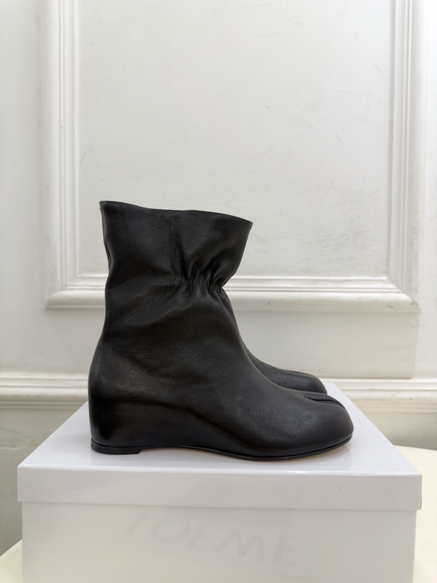 Maison Margiela· 马吉拉26𝐬𝐬 2026秋冬新品 MM6褶皱内增高分趾短靴———————— MM6作 Maison Margiela· 马吉拉26𝐬𝐬 2026秋冬新品 MM6褶皱内增高分趾短靴———————— MM6作