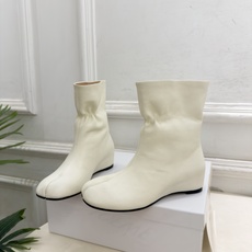 Maison Margiela· 马吉拉26𝐬𝐬 2026秋冬新品 MM6褶皱内增高分趾短靴———————— MM6作 Maison Margiela· 马吉拉26𝐬𝐬 2026秋冬新品 MM6褶皱内增高分趾短靴———————— MM6作