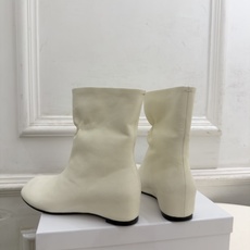 Maison Margiela· 马吉拉26𝐬𝐬 2026秋冬新品 MM6褶皱内增高分趾短靴———————— MM6作 Maison Margiela· 马吉拉26𝐬𝐬 2026秋冬新品 MM6褶皱内增高分趾短靴———————— MM6作