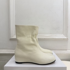 Maison Margiela· 马吉拉26𝐬𝐬 2026秋冬新品 MM6褶皱内增高分趾短靴———————— MM6作 Maison Margiela· 马吉拉26𝐬𝐬 2026秋冬新品 MM6褶皱内增高分趾短靴———————— MM6作