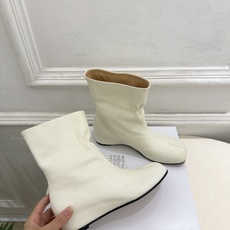 Maison Margiela· 马吉拉26𝐬𝐬 2026秋冬新品 MM6褶皱内增高分趾短靴———————— MM6作 Maison Margiela· 马吉拉26𝐬𝐬 2026秋冬新品 MM6褶皱内增高分趾短靴———————— MM6作