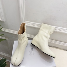 Maison Margiela· 马吉拉26𝐬𝐬 2026秋冬新品 MM6褶皱内增高分趾短靴———————— MM6作 Maison Margiela· 马吉拉26𝐬𝐬 2026秋冬新品 MM6褶皱内增高分趾短靴———————— MM6作