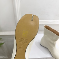 Maison Margiela· 马吉拉26𝐬𝐬 2026秋冬新品 MM6褶皱内增高分趾短靴———————— MM6作 Maison Margiela· 马吉拉26𝐬𝐬 2026秋冬新品 MM6褶皱内增高分趾短靴———————— MM6作