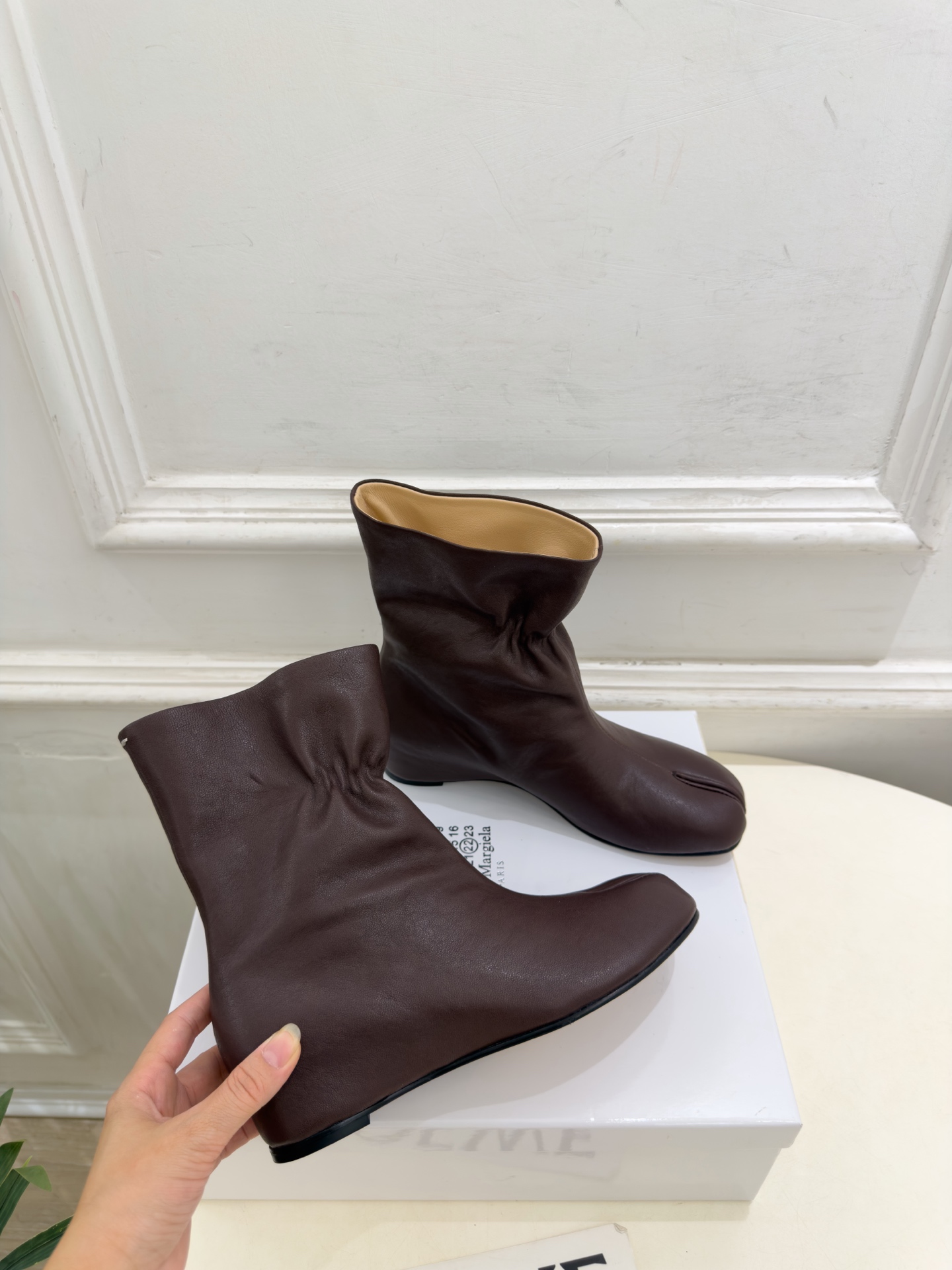 Maison Margiela· 马吉拉26𝐬𝐬  2026秋冬新品 MM6褶皱内增高分趾短靴———————— MM6作