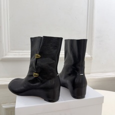 Maison Margiela· 马吉拉26𝐬𝐬 2026秋冬新品 MM6褶皱金属扣内增高分趾短靴———————— M Maison Margiela· 马吉拉26𝐬𝐬 2026秋冬新品 MM6褶皱金属扣内增高分趾短靴———————— M