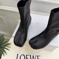 Maison Margiela· 马吉拉26𝐬𝐬 2026秋冬新品 MM6褶皱金属扣内增高分趾短靴———————— M Maison Margiela· 马吉拉26𝐬𝐬 2026秋冬新品 MM6褶皱金属扣内增高分趾短靴———————— M