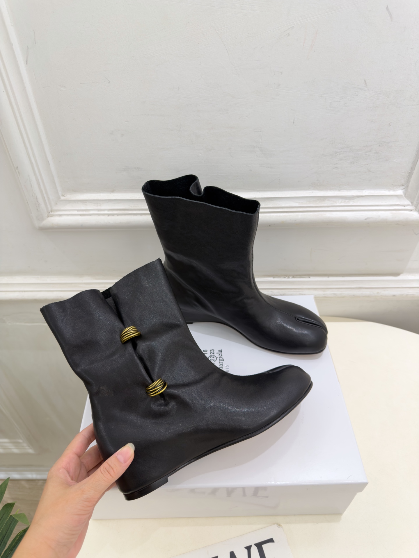 Maison Margiela· 马吉拉26𝐬𝐬 2026秋冬新品 MM6褶皱金属扣内增高分趾短靴———————— M Maison Margiela· 马吉拉26𝐬𝐬 2026秋冬新品 MM6褶皱金属扣内增高分趾短靴———————— M