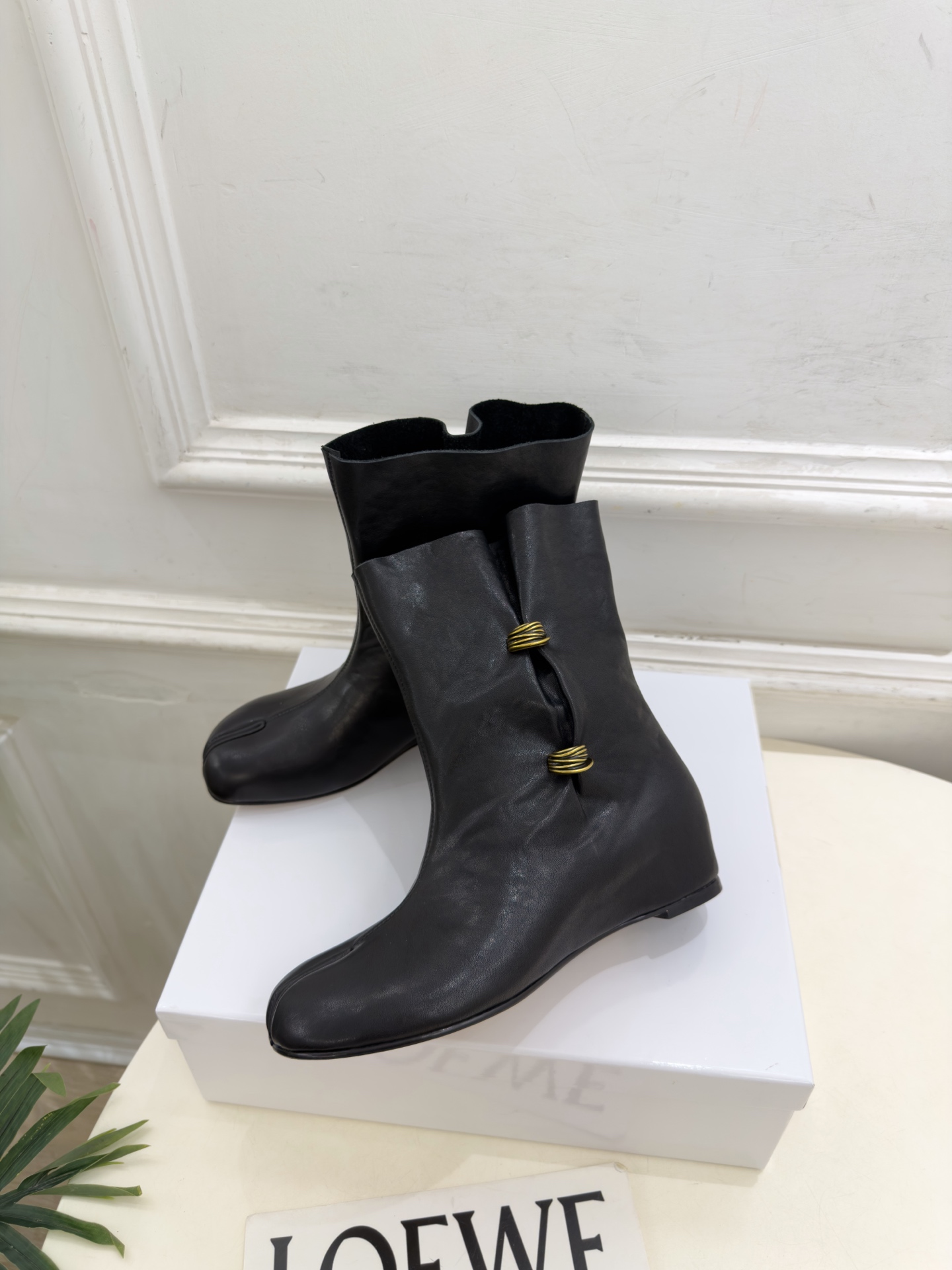 Maison Margiela· 马吉拉26𝐬𝐬 2026秋冬新品 MM6褶皱金属扣内增高分趾短靴———————— M Maison Margiela· 马吉拉26𝐬𝐬 2026秋冬新品 MM6褶皱金属扣内增高分趾短靴———————— M