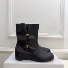 Maison Margiela· 马吉拉26𝐬𝐬 2026秋冬新品 MM6褶皱金属扣内增高分趾短靴———————— M Maison Margiela· 马吉拉26𝐬𝐬 2026秋冬新品 MM6褶皱金属扣内增高分趾短靴———————— M
