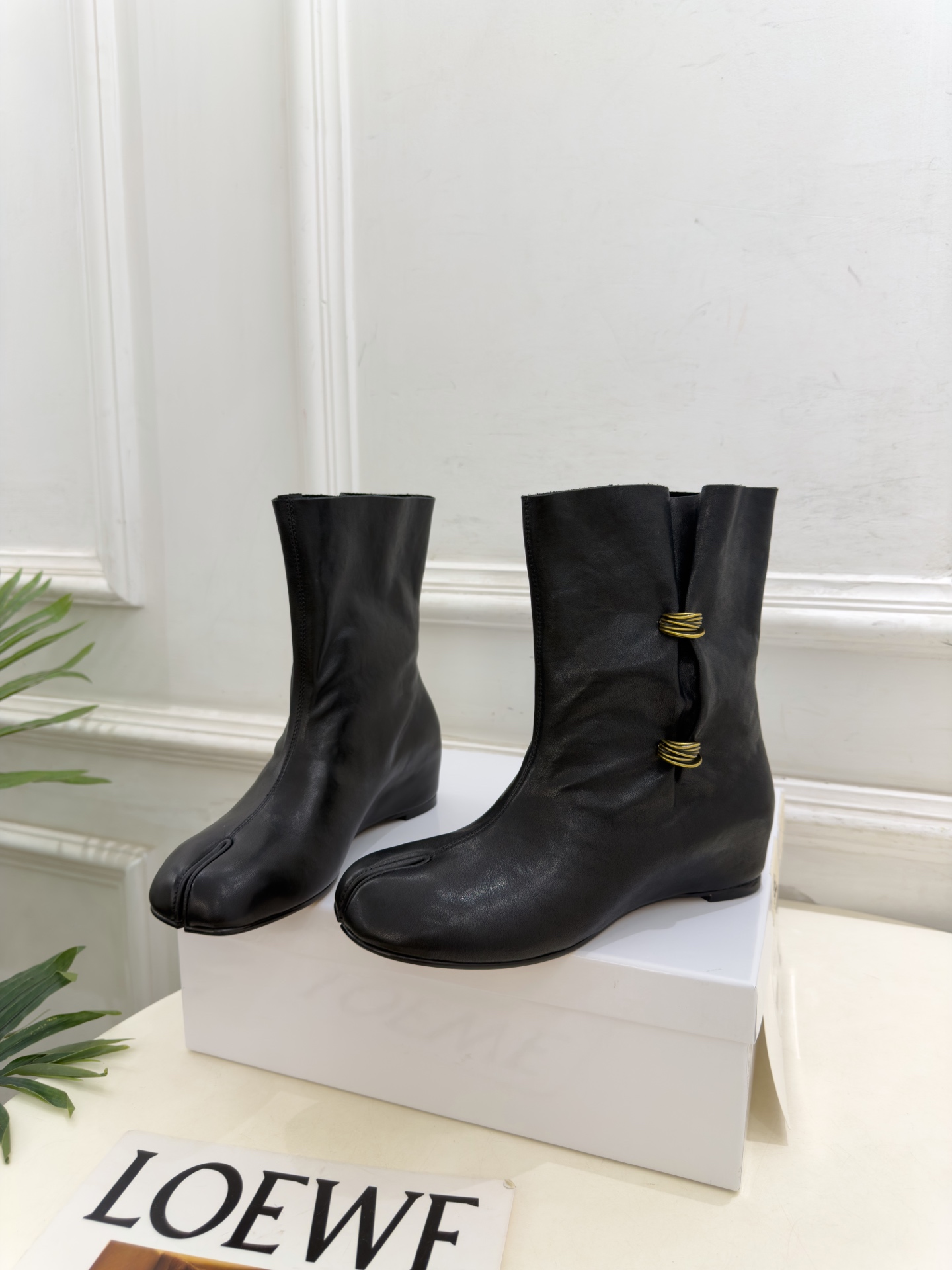 Maison Margiela· 马吉拉26𝐬𝐬 2026秋冬新品 MM6褶皱金属扣内增高分趾短靴———————— M Maison Margiela· 马吉拉26𝐬𝐬 2026秋冬新品 MM6褶皱金属扣内增高分趾短靴———————— M