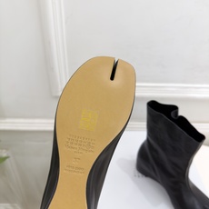 Maison Margiela· 马吉拉26𝐬𝐬 2026秋冬新品 MM6褶皱金属扣内增高分趾短靴———————— M Maison Margiela· 马吉拉26𝐬𝐬 2026秋冬新品 MM6褶皱金属扣内增高分趾短靴———————— M