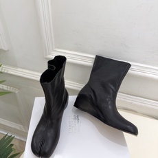 Maison Margiela· 马吉拉26𝐬𝐬 2026秋冬新品 MM6褶皱金属扣内增高分趾短靴———————— M Maison Margiela· 马吉拉26𝐬𝐬 2026秋冬新品 MM6褶皱金属扣内增高分趾短靴———————— M