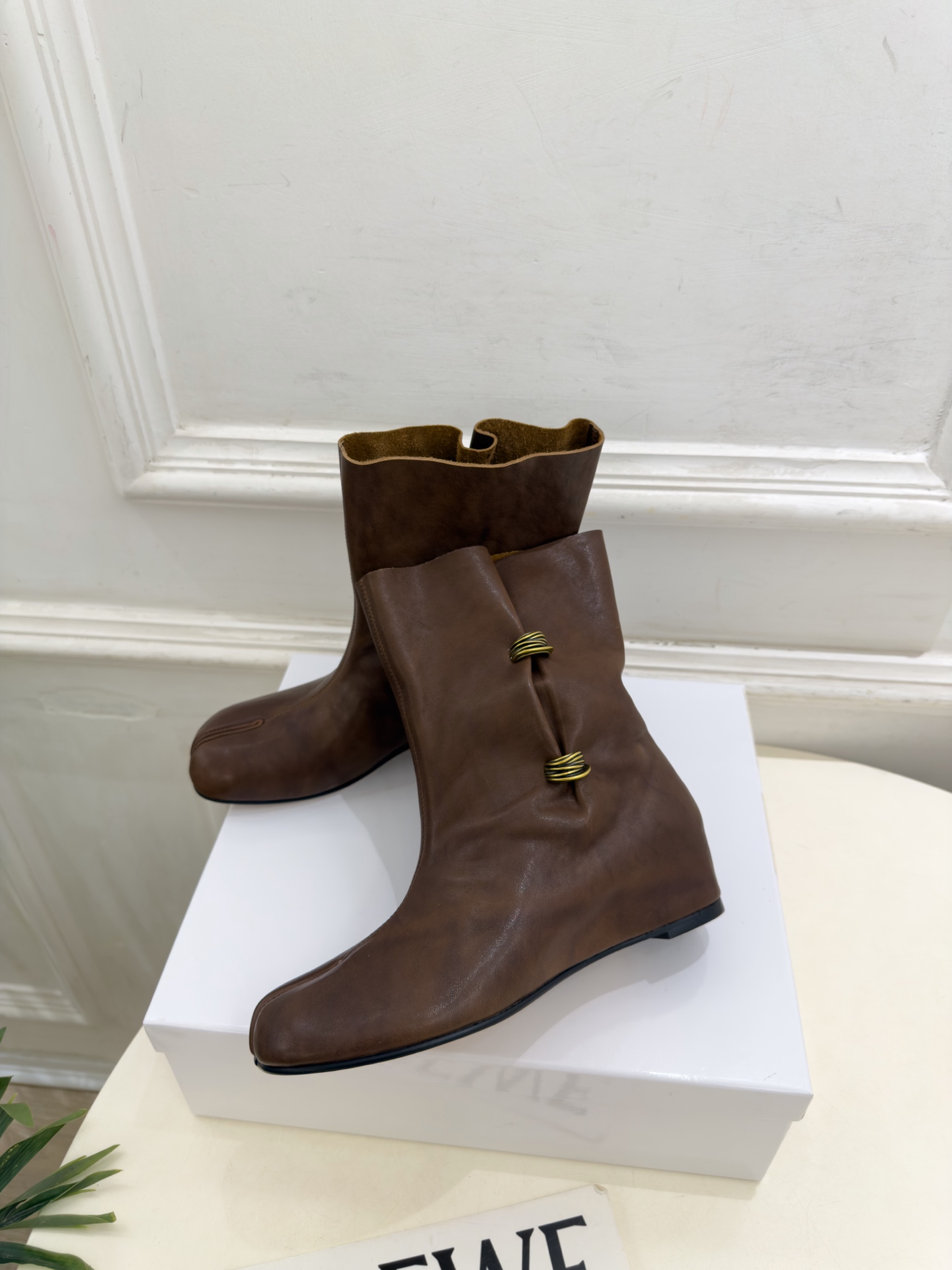 Maison Margiela· 马吉拉26𝐬𝐬 2026秋冬新品 MM6褶皱金属扣内增高分趾短靴———————— M Maison Margiela· 马吉拉26𝐬𝐬 2026秋冬新品 MM6褶皱金属扣内增高分趾短靴———————— M