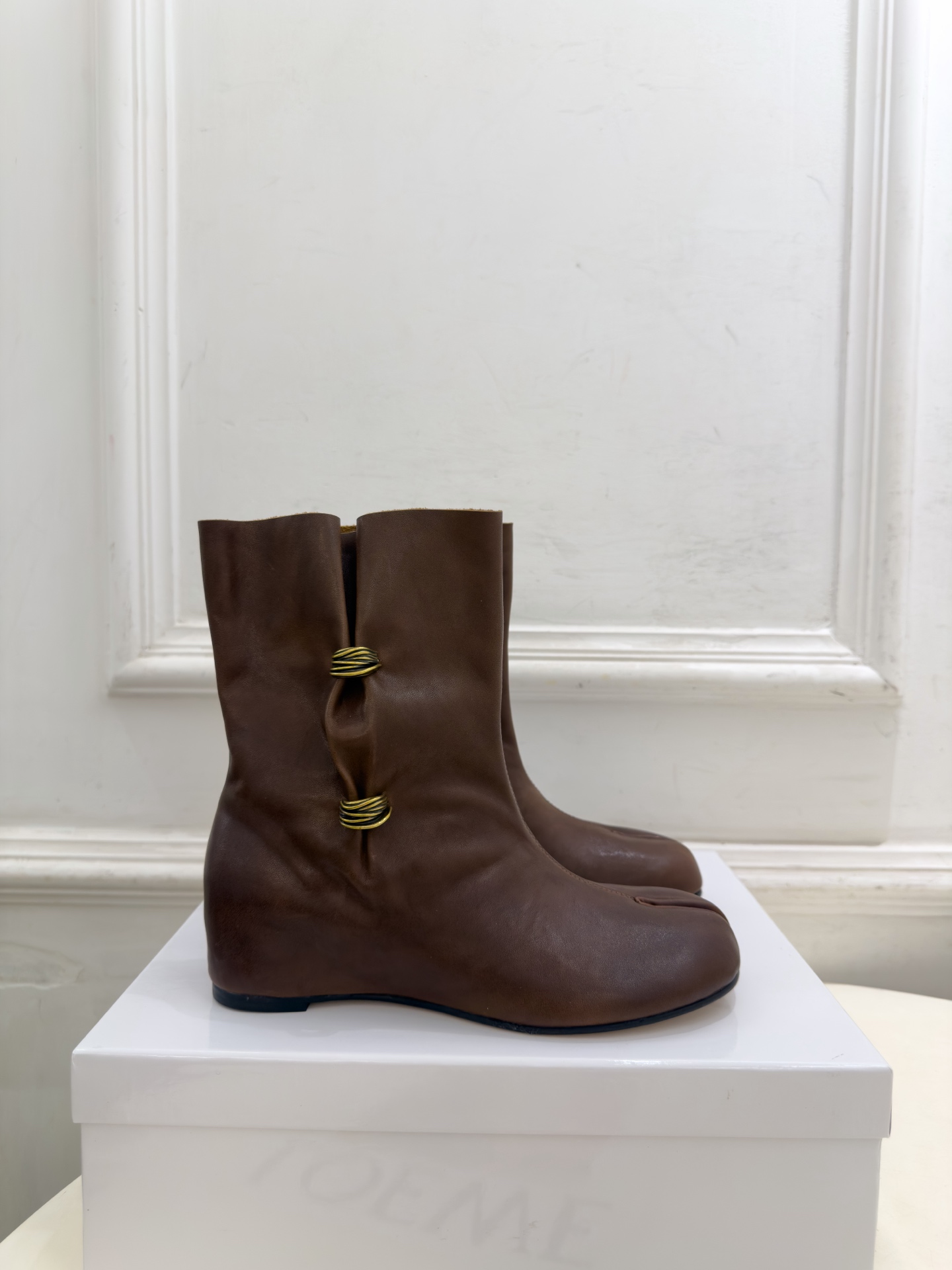 Maison Margiela· 马吉拉26𝐬𝐬 2026秋冬新品 MM6褶皱金属扣内增高分趾短靴———————— M Maison Margiela· 马吉拉26𝐬𝐬 2026秋冬新品 MM6褶皱金属扣内增高分趾短靴———————— M