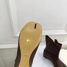 Maison Margiela· 马吉拉26𝐬𝐬 2026秋冬新品 MM6褶皱金属扣内增高分趾短靴———————— M Maison Margiela· 马吉拉26𝐬𝐬 2026秋冬新品 MM6褶皱金属扣内增高分趾短靴———————— M