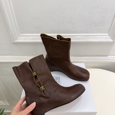 Maison Margiela· 马吉拉26𝐬𝐬 2026秋冬新品 MM6褶皱金属扣内增高分趾短靴———————— M Maison Margiela· 马吉拉26𝐬𝐬 2026秋冬新品 MM6褶皱金属扣内增高分趾短靴———————— M