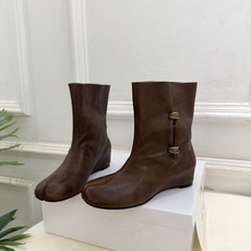 Maison Margiela· 马吉拉26𝐬𝐬 2026秋冬新品 MM6褶皱金属扣内增高分趾短靴———————— M Maison Margiela· 马吉拉26𝐬𝐬 2026秋冬新品 MM6褶皱金属扣内增高分趾短靴———————— M